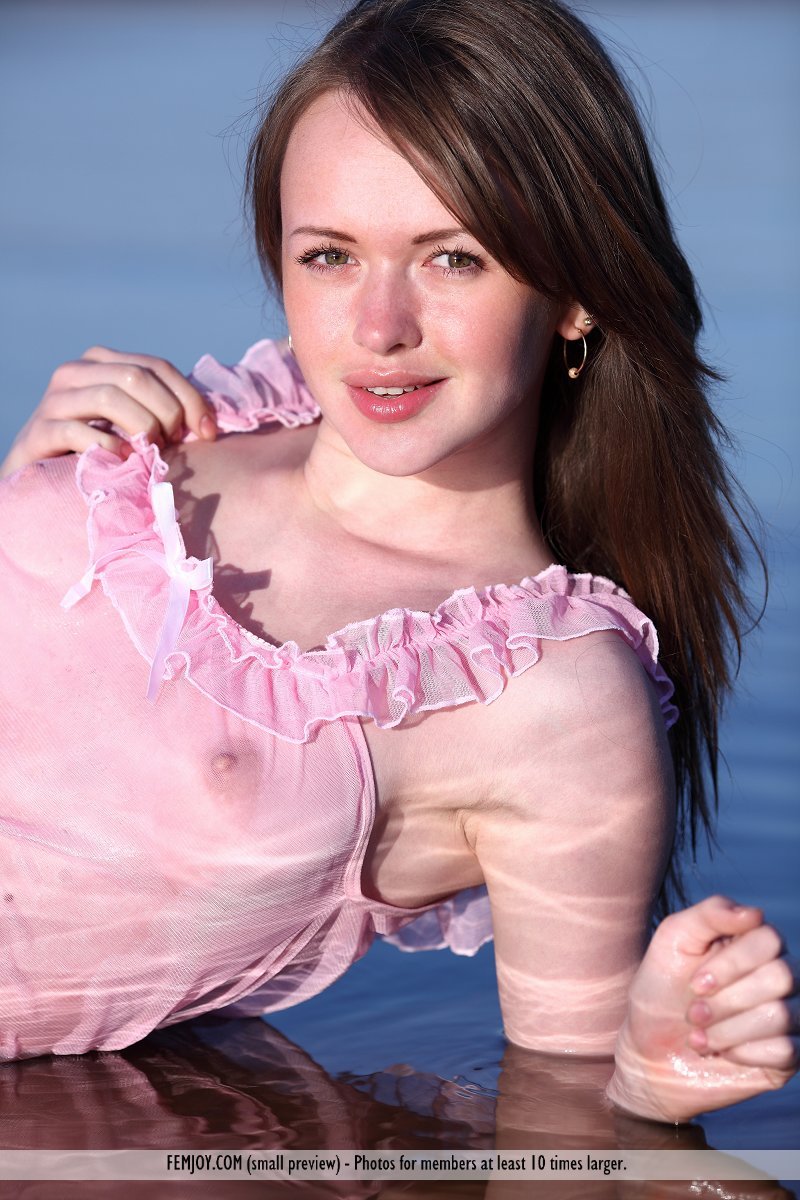 https://content3.erosberry.com/femjoy.com/0072/02.jpg