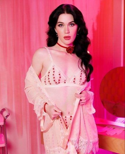 Porn Pics of Evelyn Claire